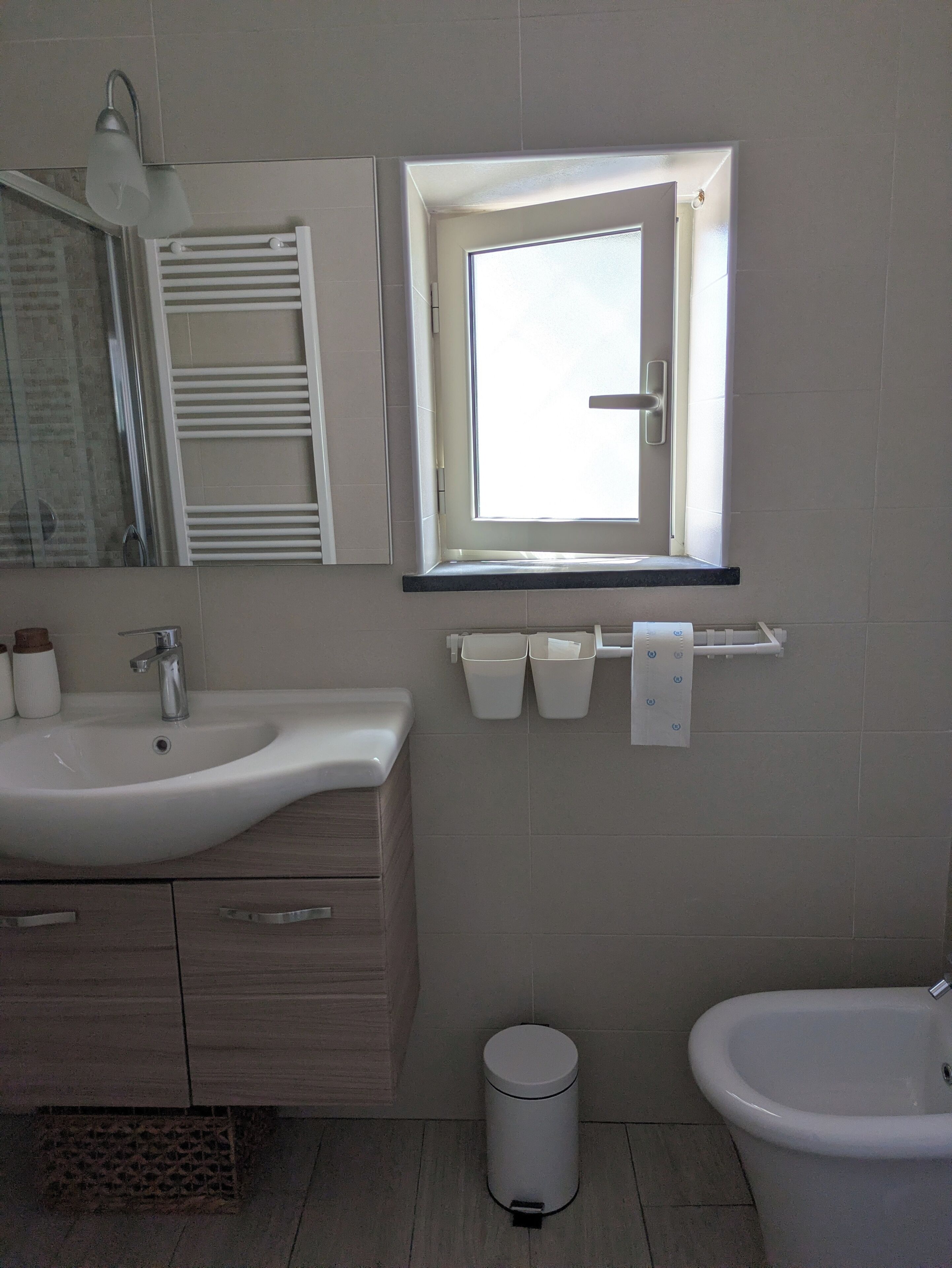 Dusche, Haartrockner, Bidet, Handtücher