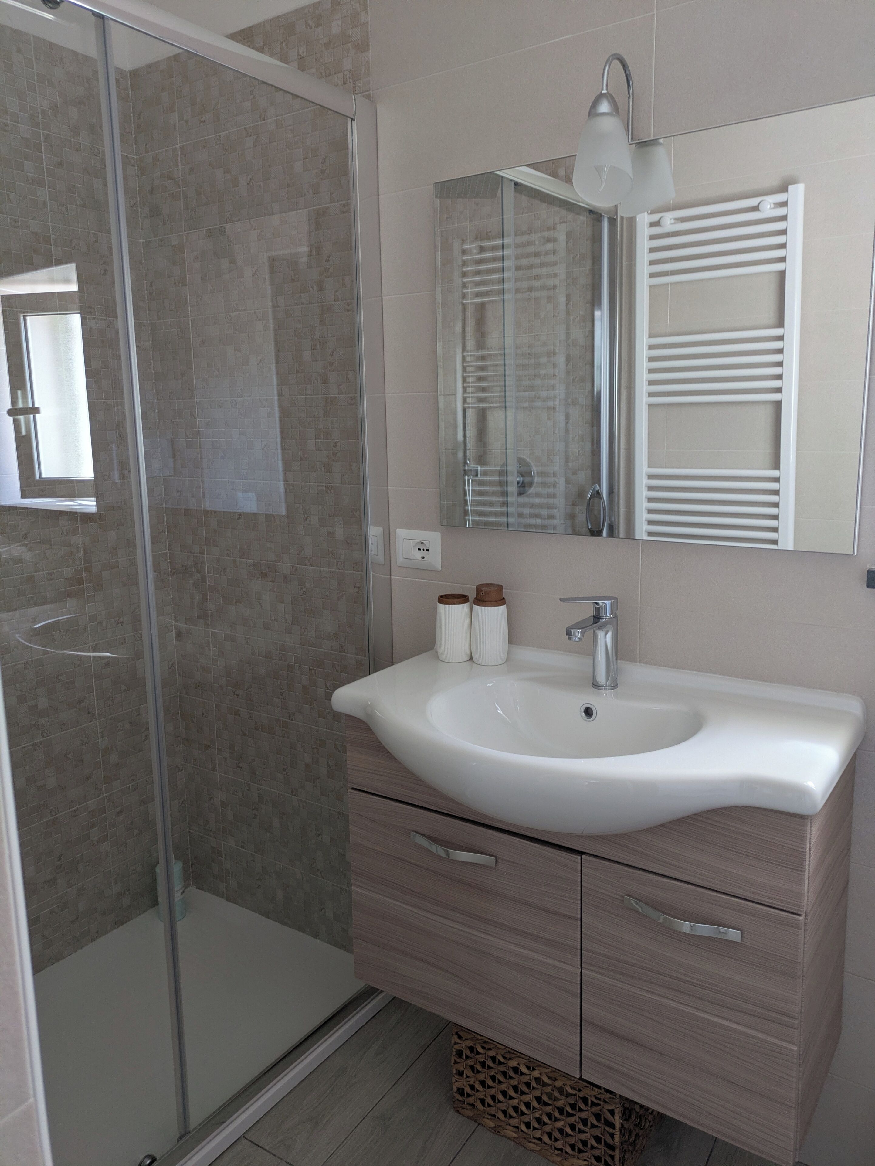 Douche, sèche-cheveux, bidet, serviettes fournies