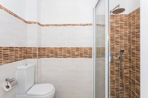 Shower, hair dryer, towels - Apartment 'Dimora Genovesi' in Catania with Terrace, Near Beach and Historic Sites (Catania)