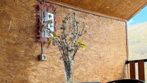 Ein Holzinnenraum mit Tisch und Stühlen, einer Wanddekoration und einem Fenster.