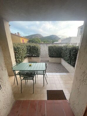 Outdoor dining - Charming 2-room apartment with small garden and terrace (Calenzana)