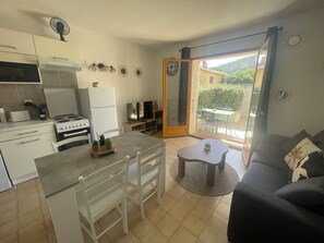 Fridge, microwave, oven, stovetop - Charming 2-room apartment with small garden and terrace (Calenzana)