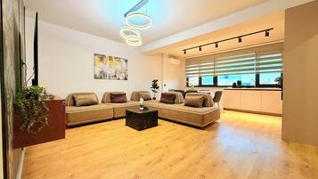 Apartamento Confort, 2 habitaciones, no fumadores | Zona de estar | Smart TV de 126 cm con canales digitales
