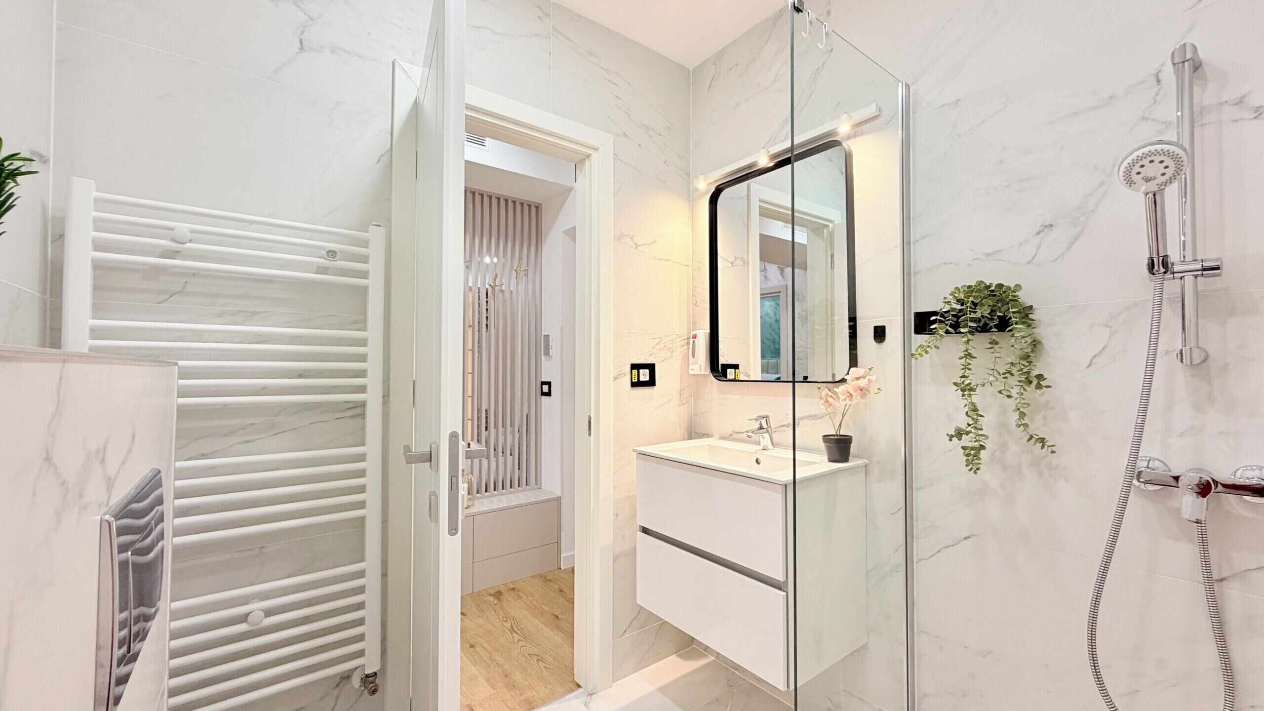 Apartamento Confort, 2 habitaciones, no fumadores | Baño | Artículos de higiene personal gratuitos, secador de pelo y toallas