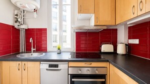 Eine Küche mit Geschirrspüler, Backofen und Toaster auf der Arbeitsfläche.