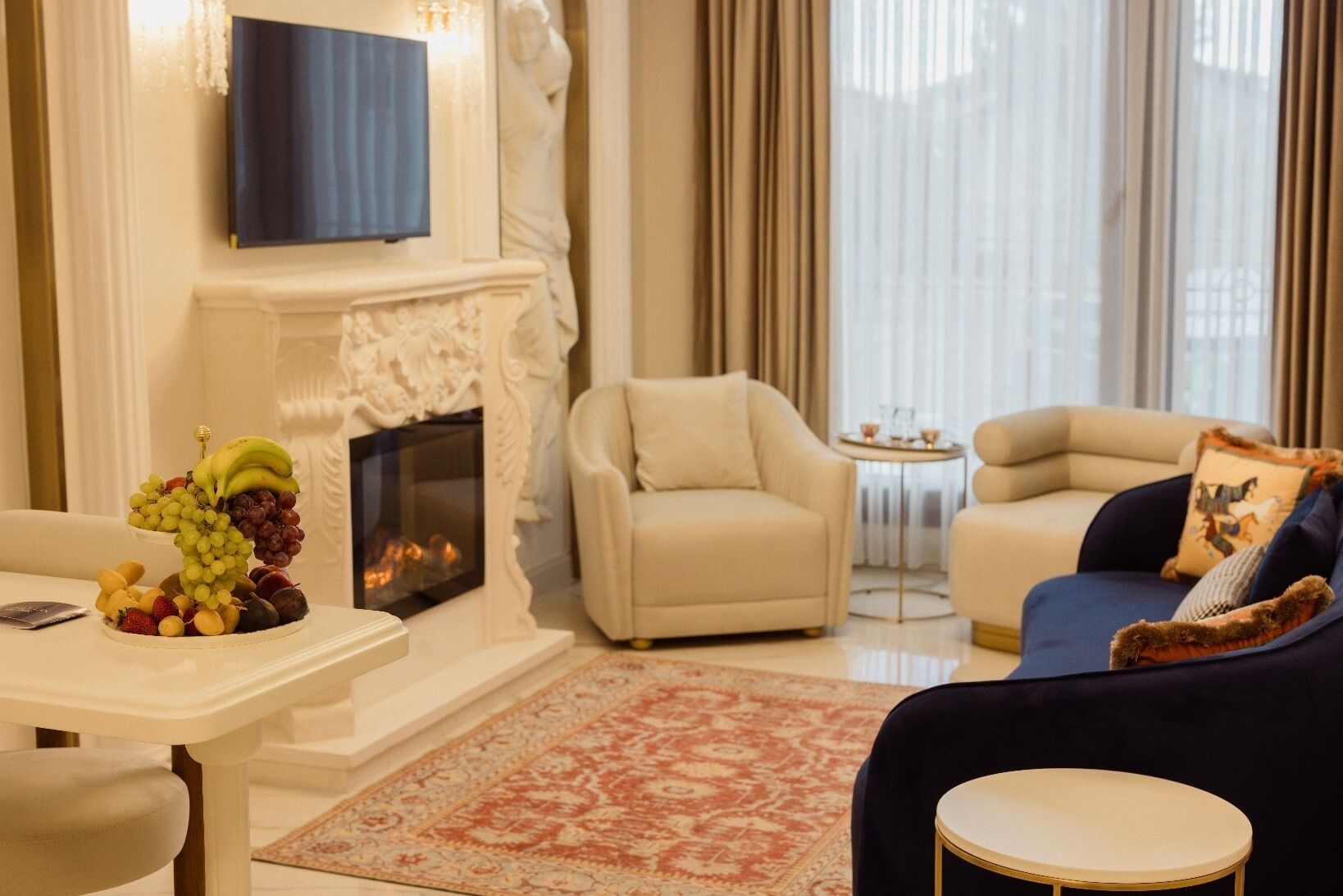 Smart TV, fireplace
