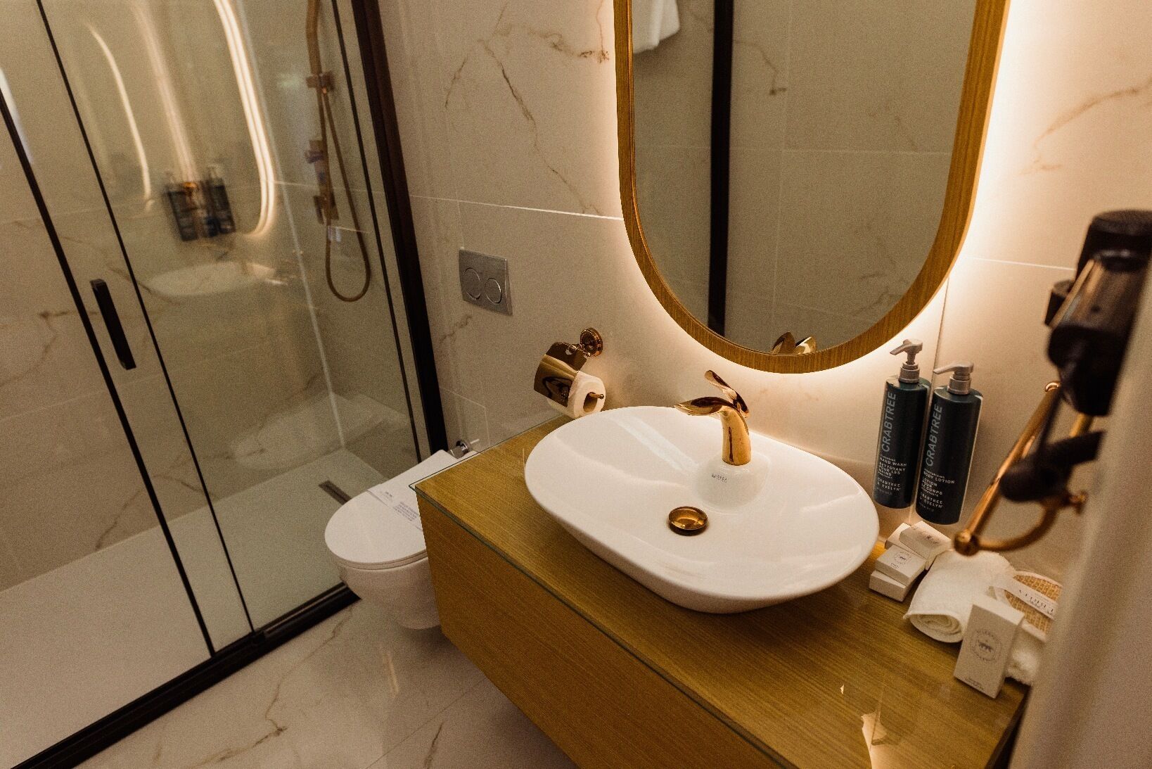 Regadera, tina de hidromasaje, amenidades de baño ecológicas 