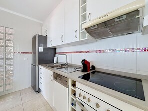 Fridge, microwave, oven, dishwasher - AGAPANTHES Roses / Roses - INTERimmo (Rosas / Roses)