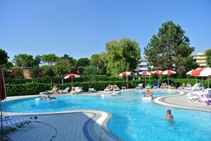 Leilighet, 2 soverom, balkong, hageutsikt | Basseng | Utendørsbasseng