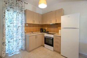 Kühlschrank, Ofen, Herdplatte, Wasserkocher mit Kaffee-/Teezubehör