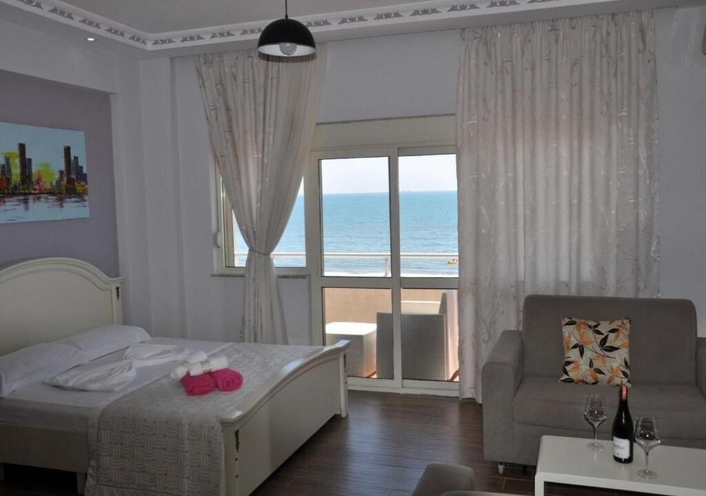 Habitación cuádruple Deluxe, balcón, vista al mar | Escritorio, insonorización, tabla de planchar con plancha y wifi gratis 