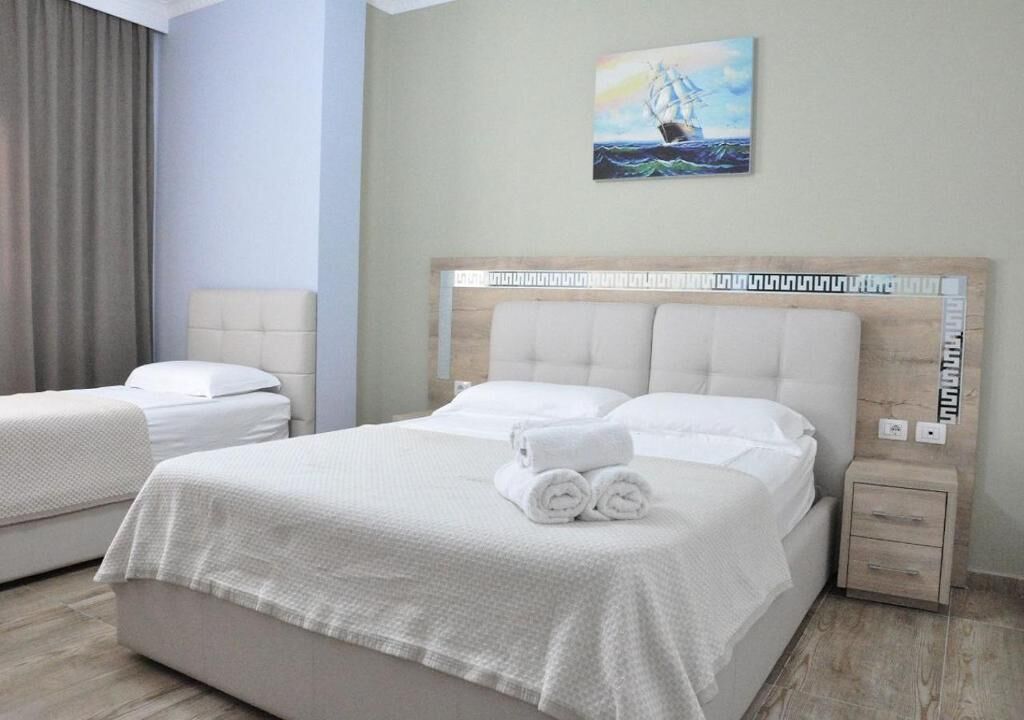 Habitación triple, balcón, vista a la ciudad | Escritorio, insonorización, tabla de planchar con plancha y wifi gratis 