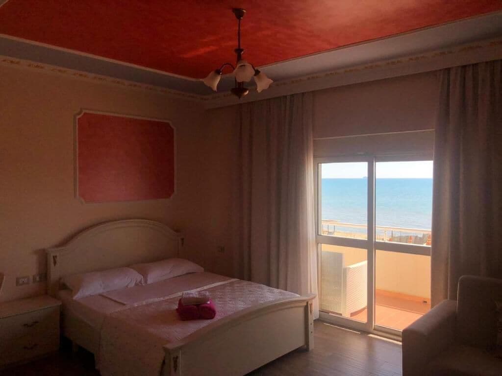 Habitació quàdruple Deluxe, balcó, vistes al mar | Escriptori, habitacions insonoritzades i planxa i posts de planxar 