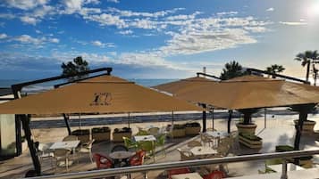 Phòng 3 Deluxe, ban công, quang cảnh biển | Khu ẩm thực ngoài trời