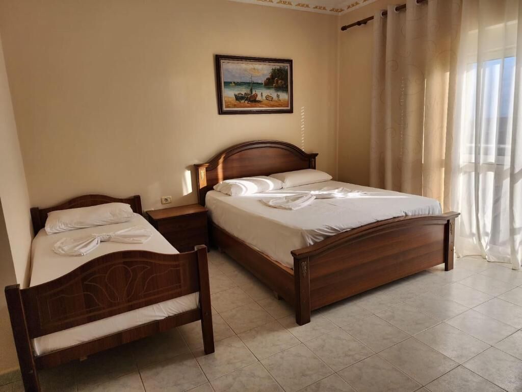 Habitación triple Deluxe, balcón, vista al mar | Escritorio, insonorización, tabla de planchar con plancha y wifi gratis 