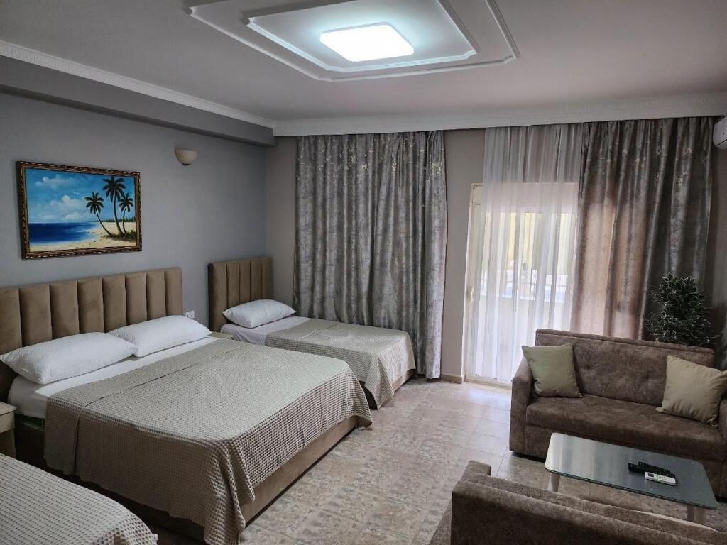 Habitación familiar, balcón, vista al mar | Escritorio, insonorización, tabla de planchar con plancha y wifi gratis 