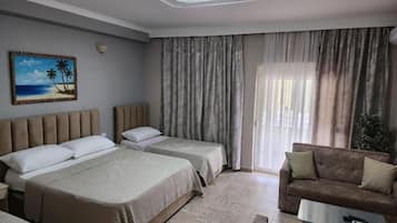Phòng dành cho gia đình, ban công, quang cảnh biển | Bàn, phòng cách âm, bàn ủi/dụng cụ ủi quần áo