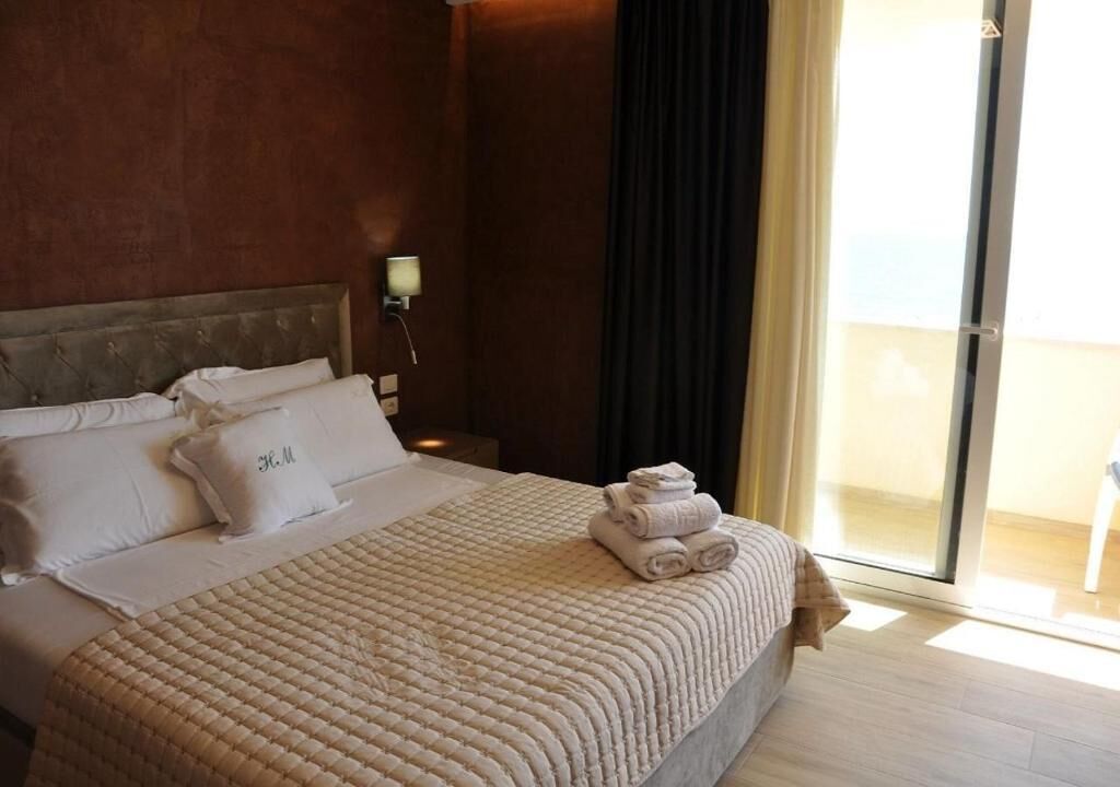 Suite Deluxe, balcón, vista al mar | Escritorio, insonorización, tabla de planchar con plancha y wifi gratis 