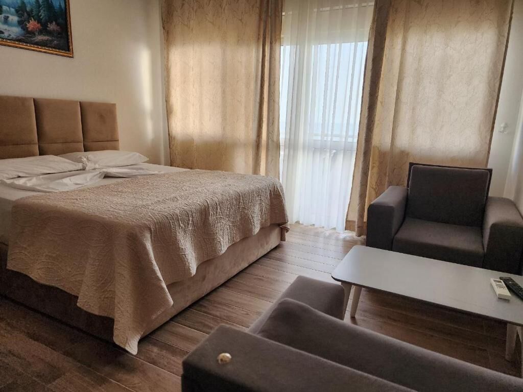 Habitación cuádruple clásica, balcón, vista al mar | Escritorio, insonorización, tabla de planchar con plancha y wifi gratis 