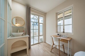 Standard Twin Room, Courtyard View | Bilik Mandi