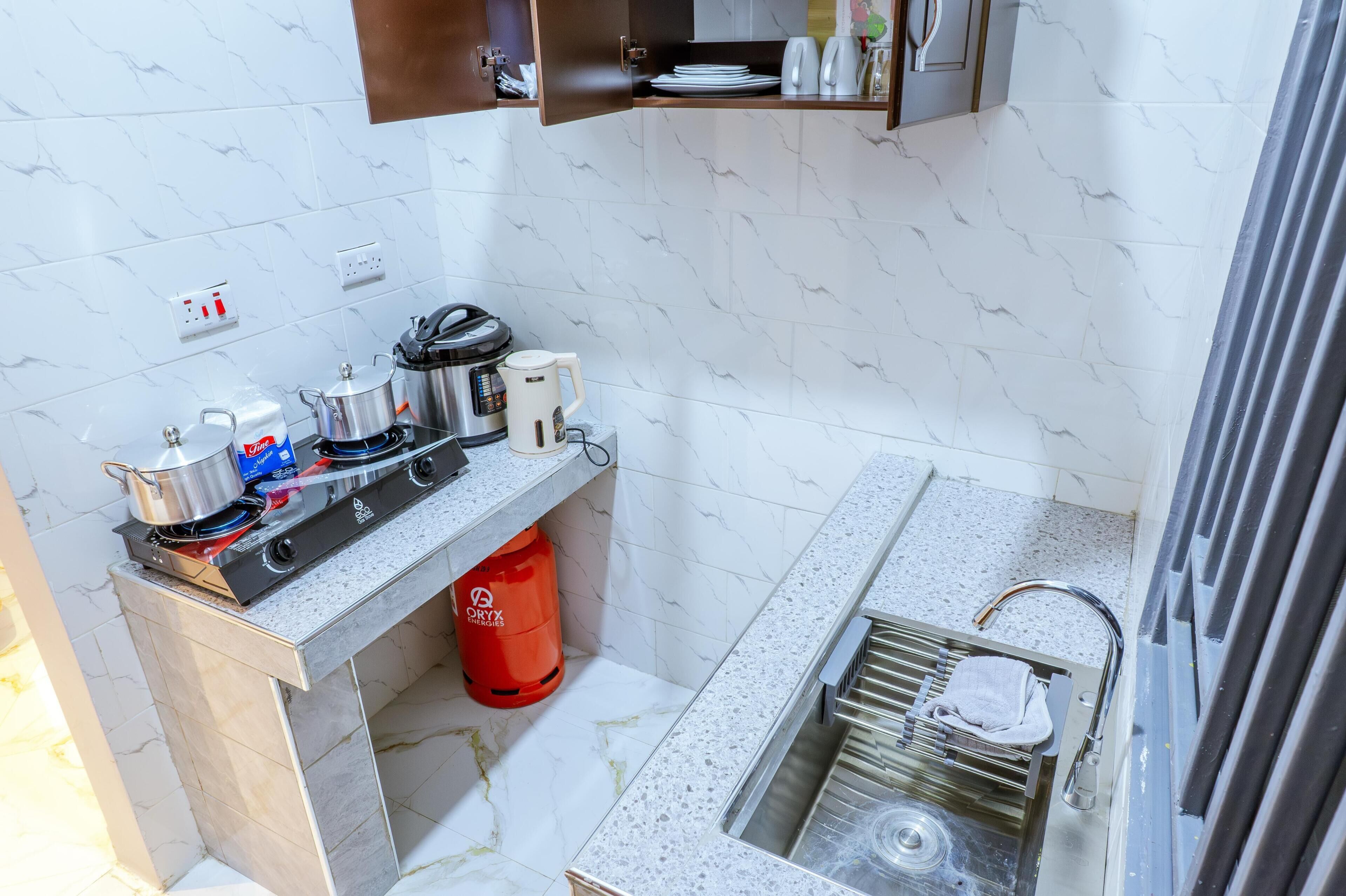 Een koelkast, een oven, een kookplaat, een vaatwasser
