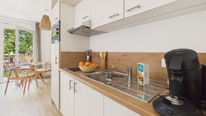 Wasserkocher mit Kaffee-/Teezubehör, Kühlschrank, Mikrowelle