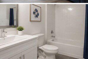 Standard-Studio | Badezimmer | Kostenlose Toilettenartikel, Haartrockner, Handtücher, Seife