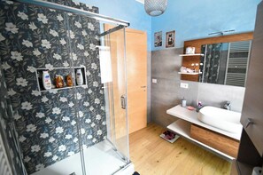 Apartemen Comfort | Kamar mandi | Sabun, sampo,  dan tisu toilet