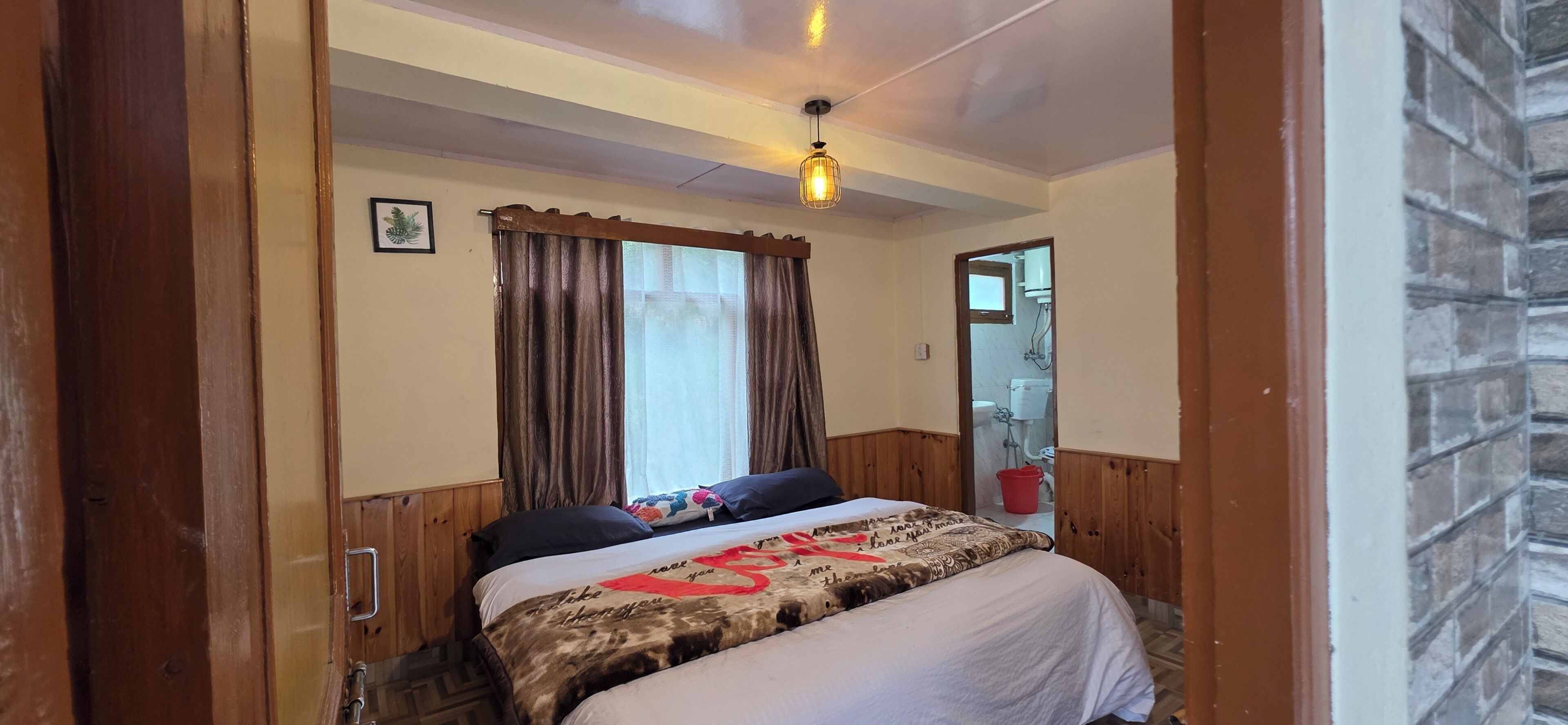 Habitación doble estándar, balcón, vista a la montaña | Wifi gratis 