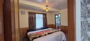 Habitación doble estándar, balcón, vista a la montaña | Wifi gratis 