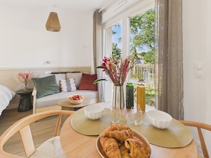 Dining - Pipeline – studio for 3 – shared pool (Biscarrosse)