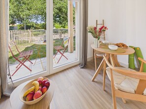Outdoor dining - Pipeline – studio for 3 – shared pool (Biscarrosse)