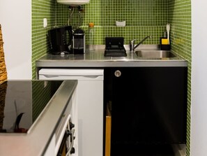 Wasserkocher mit Kaffee-/Teezubehör, Mikrowelle, Herdplatte, Toaster