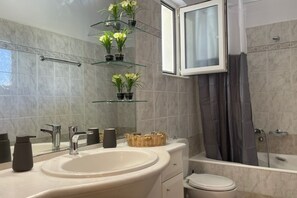 Douche, sèche-cheveux, serviettes fournies, savon