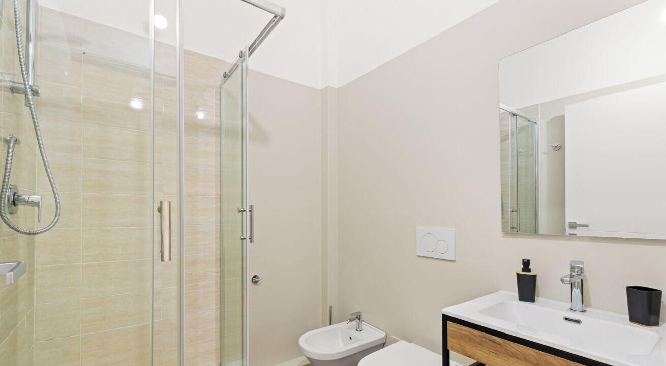 Shower, bidet, towels, shampoo