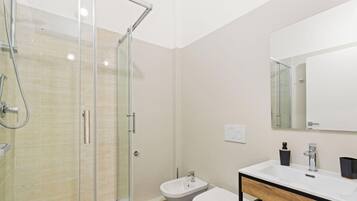 Shower, bidet, towels, shampoo