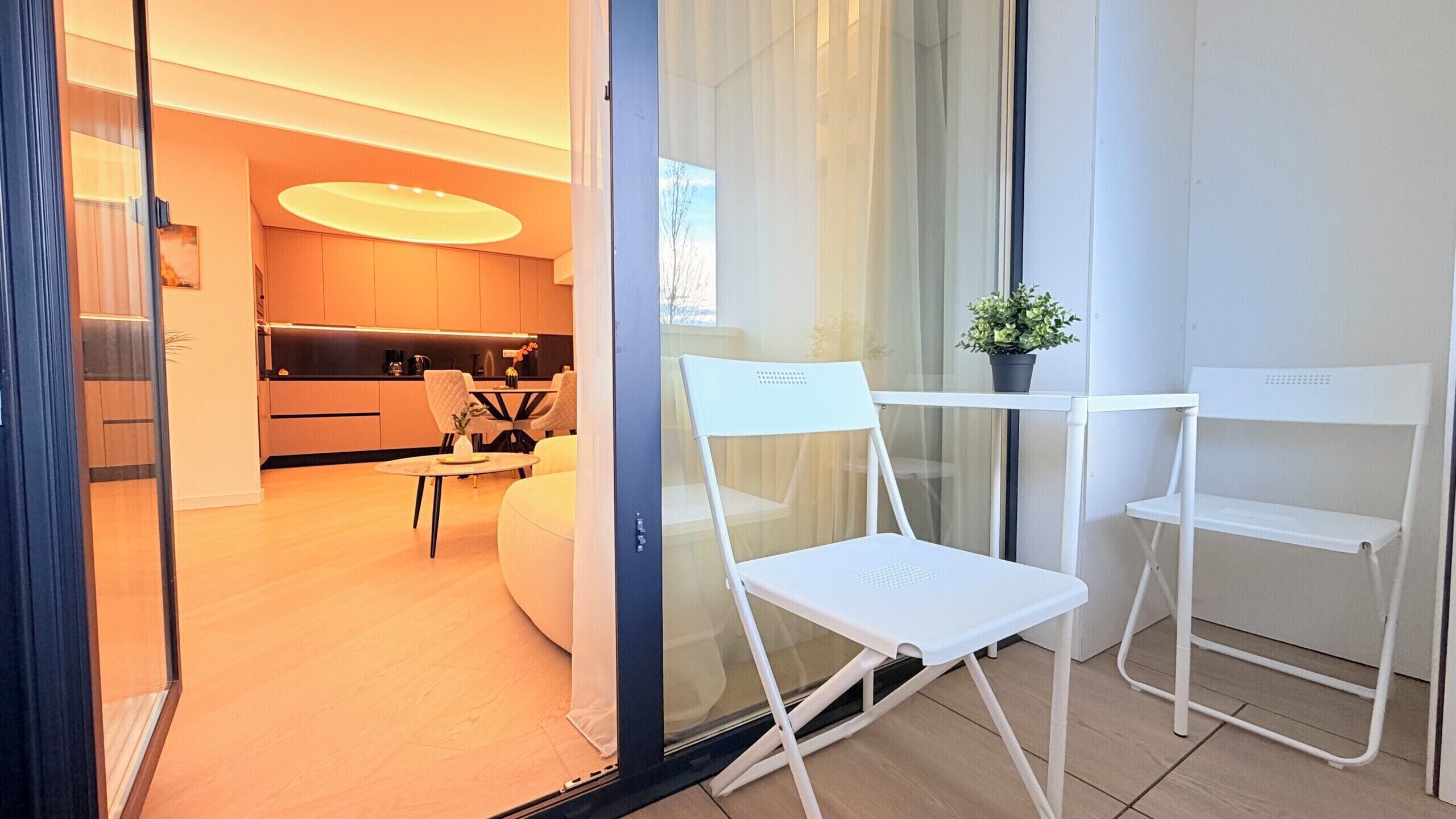 Apartemen Mewah, 2 kamar tidur, Bebas Asap Rokok, pemandangan kota | Teras/patio