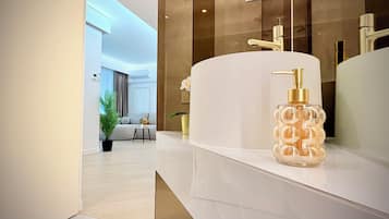 Apartamento de lujo, 2 habitaciones, no fumadores, vistas a la ciudad | Baño | Secador de pelo, toallas, jabón y champú