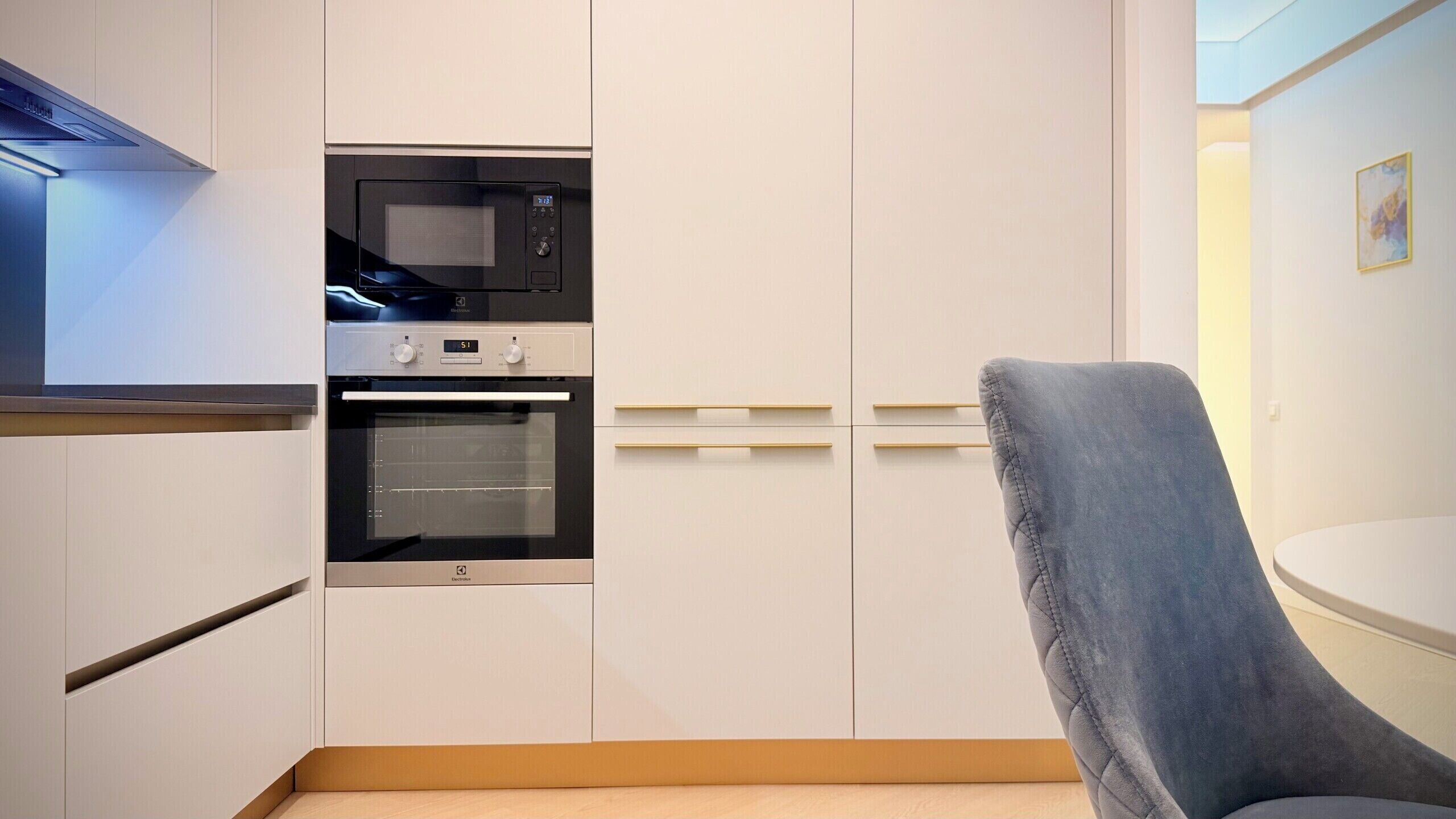 Refrigerador con freezer, microondas, horno, placa de cocina