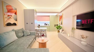 Apartamento de lujo, 1 habitación, no fumadores, vistas a la ciudad | Zona de estar | Smart TV de 190 cm con canales digitales