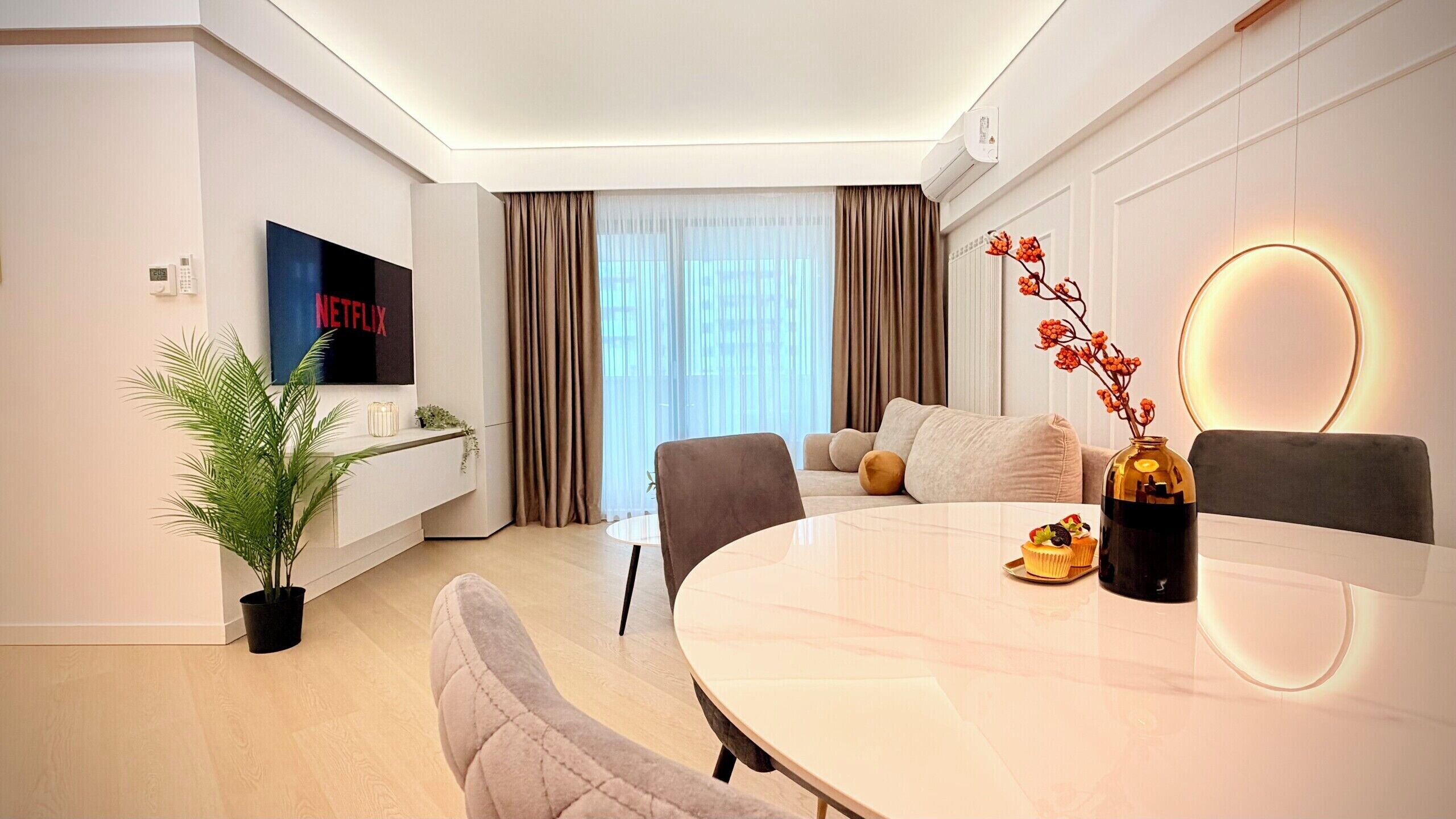 Apartemen Mewah, 2 kamar tidur, Bebas Asap Rokok, pemandangan kota | Tirai kedap cahaya, setrika/meja setrika, Wi-Fi gratis, dan seprai linen