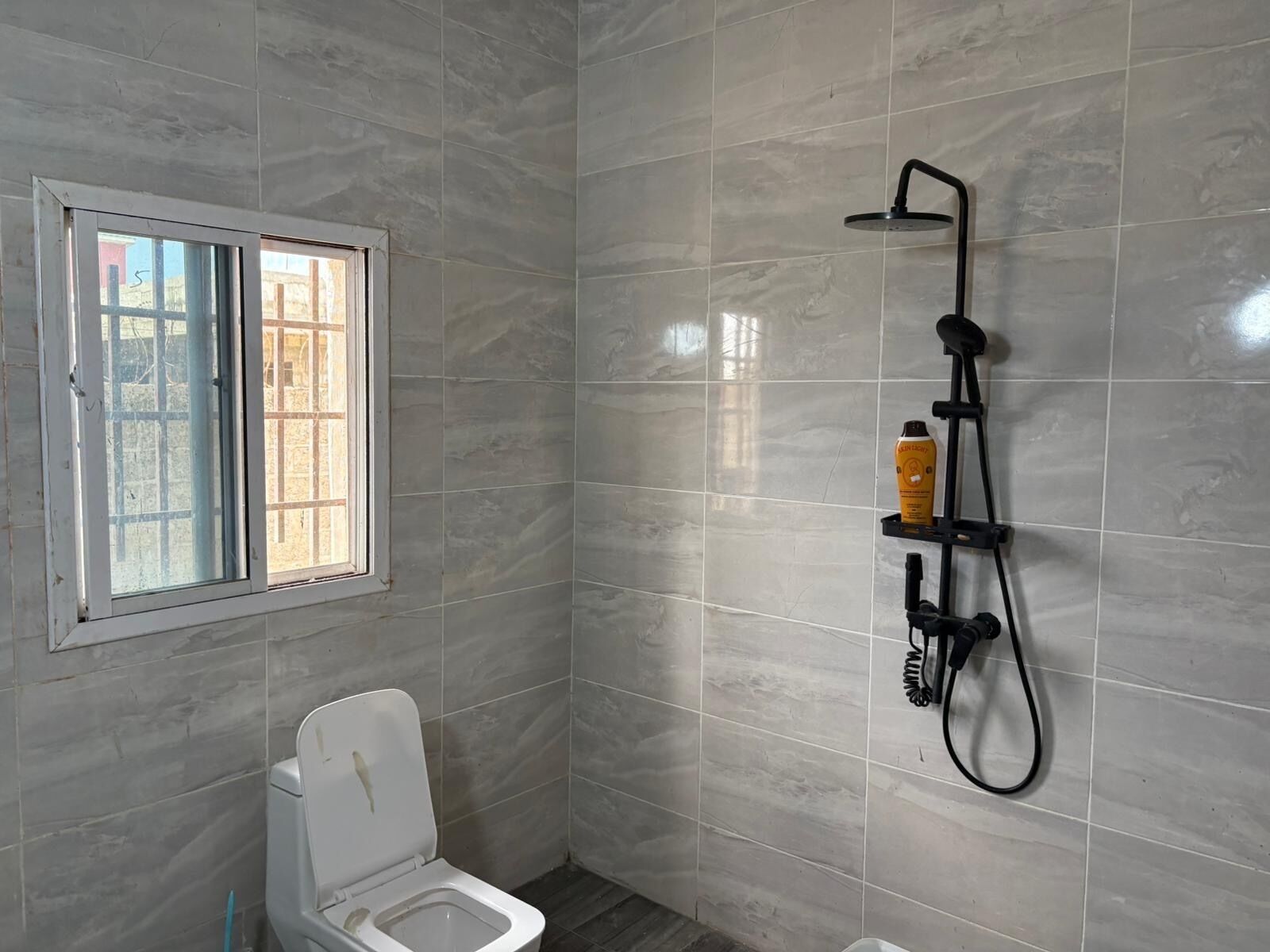 Asciugamani, sapone, shampoo, carta igienica