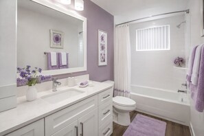 Classic-Zimmer | Badezimmer | Haartrockner, Handtücher, Seife, Shampoo