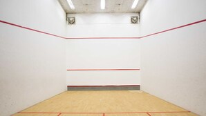 A squash court with wooden flooring and red boundary lines. - Beautiful 2-room apartment for 4 people, balcony, Plagne 1800 (La Plagne 1800)