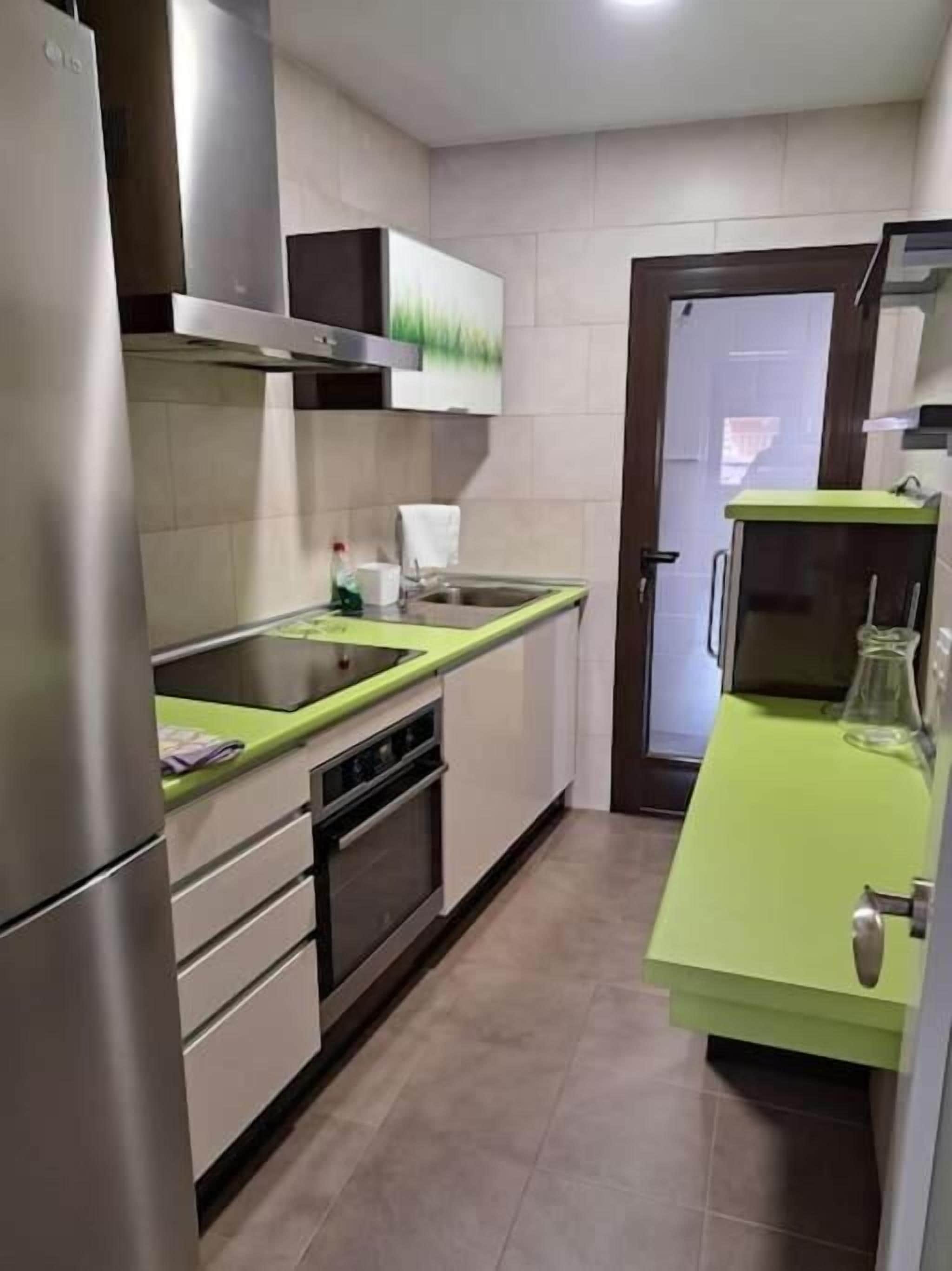 Frigorífico, microondas, horno y placa de cocina