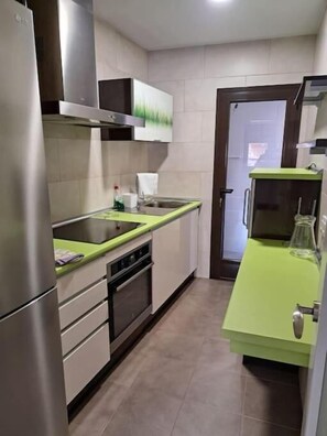 Fridge, microwave, oven, stovetop - Casa Gabritana (Cervera de los Montes)