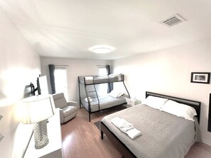Free WiFi, bed sheets - Pet friendly 3 bedroom 3 bath OF condo. Windy Hill. Outdoor pool. Sleeps 8 (North Myrtle Beach)