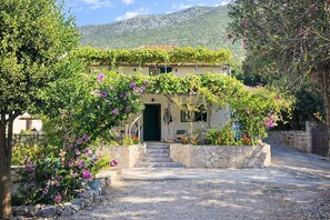 Exterior - House Mokalo - Mediterranean Holiday House, 2 Minutes from the Beach (Stanković)