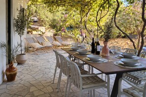 Outdoor dining - House Mokalo - Mediterranean Holiday House, 2 Minutes from the Beach (Stanković)
