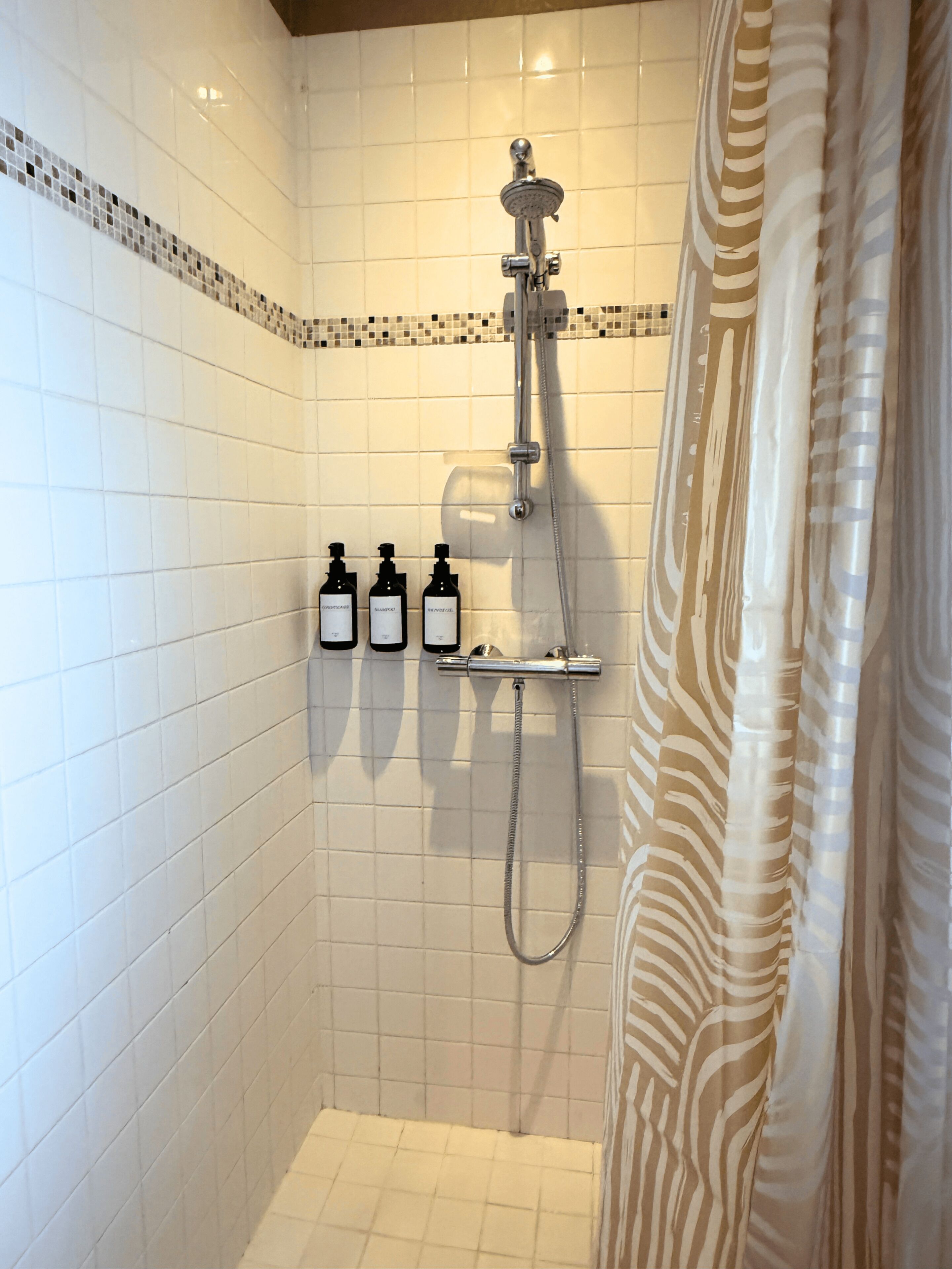 Douche, sèche-cheveux, serviettes fournies, savon